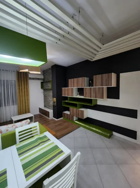 Tirane, jepet me qera apartament 1+1 Kati 8, 45.000 LEKE (PASKUQAN)