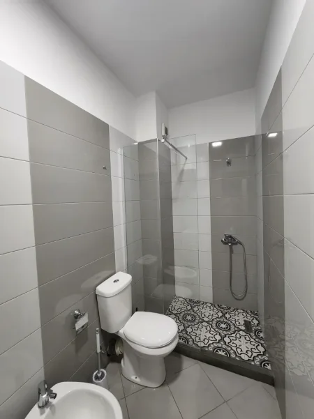 Tirane, jepet me qera apartament 1+1 Kati 8, 45.000 LEKE (PASKUQAN)