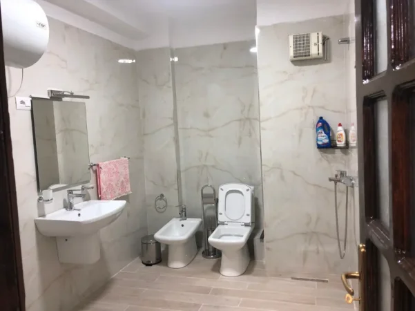Tirane, jepet me qera ambjent biznesi Kati 0, 120 m² 700 € (Rruga e Kavajes)