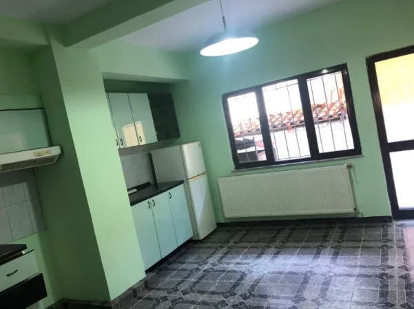 Tirane, jepet me qera ambjent biznesi Kati 0, 120 m² 700 € (Rruga e Kavajes)