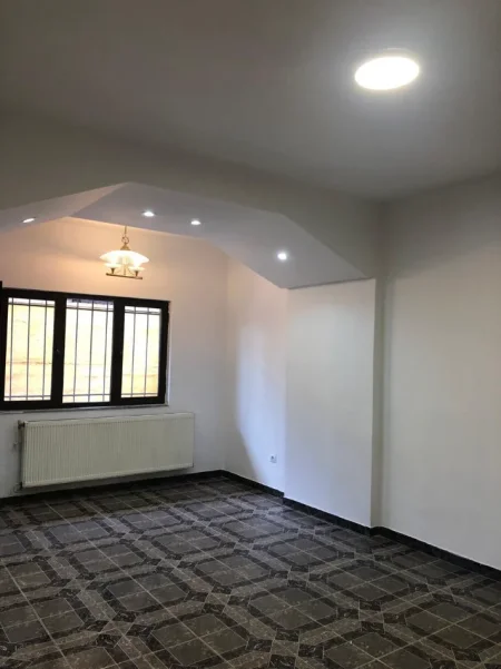 Tirane, jepet me qera ambjent biznesi Kati 0, 120 m² 700 € (Rruga e Kavajes)