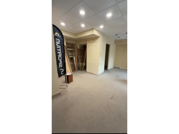 Tirane, shitet dyqan Kati 1, 100 m² 600.000 € 