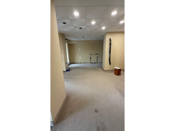 Tirane, shitet dyqan Kati 1, 100 m² 600.000 € 