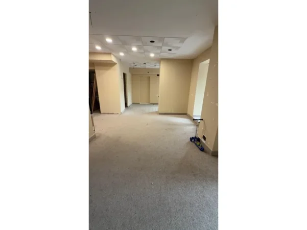 Tirane, shitet dyqan Kati 1, 100 m² 600.000 € 