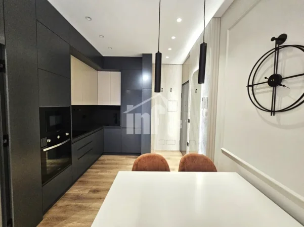 Tirane, jepet me qera apartament 1+1+Ballkon Kati 12, 70 m² 900 € (KOMPLEKSI “TIRANA GARDEN BUILDING”, RRUGA E “KAVAJËS”)