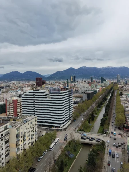Tirane, jepet me qera ambjent biznesi Kati 0, 160 m² 6.400 € (CORNER REZIDENCE)