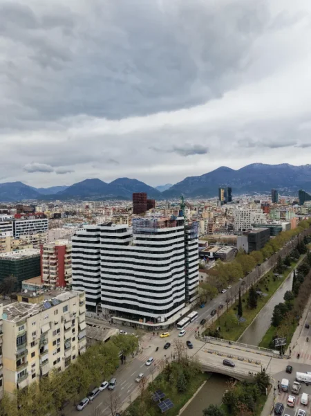 Tirane, jepet me qera ambjent biznesi Kati 0, 160 m² 6.400 € (CORNER REZIDENCE)