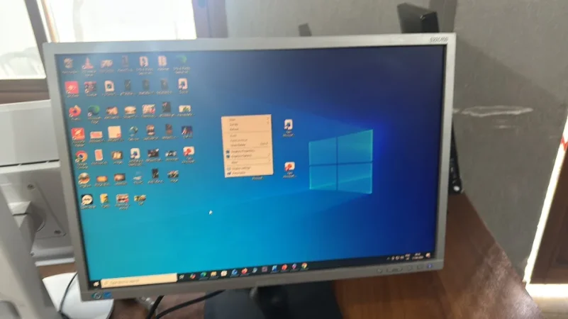 Tirane, shes Monitor Shitet paketë monitorësh funksional 100%, • Çmimi: 12 euro për copë