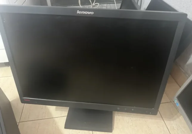 Tirane, shes Monitor Shitet paketë monitorësh funksional 100%, • Çmimi: 12 euro për copë