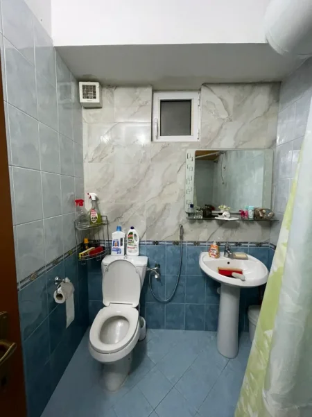 Tirane, jepet me qera apartament 2+1 , 116 m² 700 € (RRUGA KAVAJES)