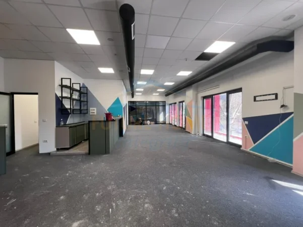 Tirane, jepet me qera ambjent biznesi Kati 1, 191 m² 2.200 € (Farmacia 10)