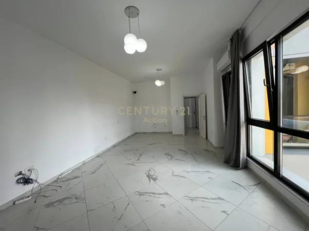 Tirane, jepet me qera zyre Kati 6, 76 m² 600 € (21 Dhjetori)