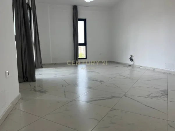 Tirane, jepet me qera zyre Kati 6, 76 m² 600 € (21 Dhjetori)