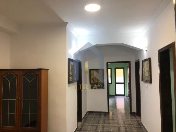 Shqiperi, jepet me qera apartament 3+1 Kati 1, 120 m² 700 € (Rruga e Kavajes)