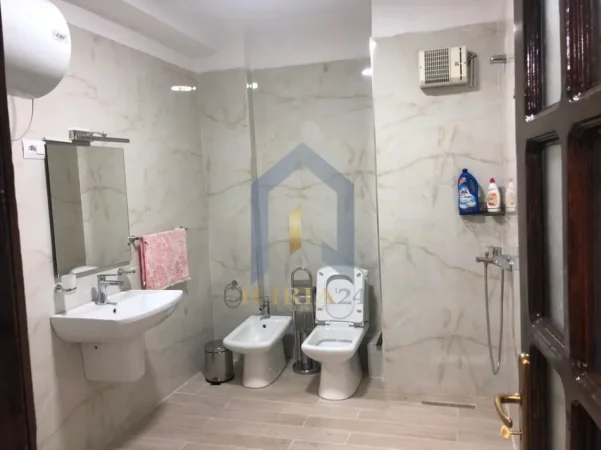 Shqiperi, jepet me qera apartament 3+1 Kati 1, 120 m² 700 € (Rruga e Kavajes)