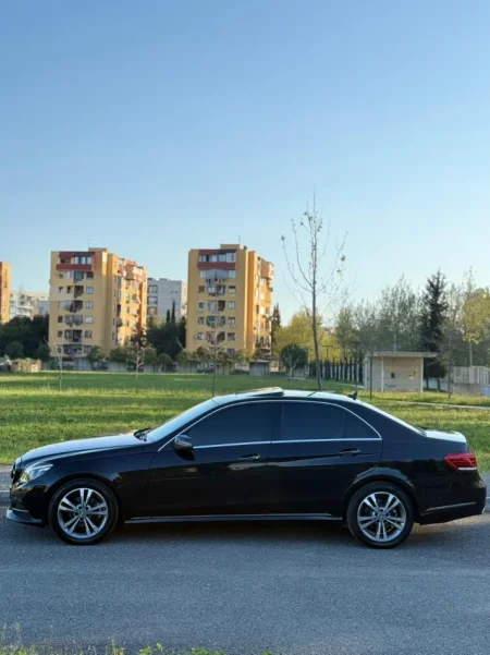 Tirane, shes makine E-CLASS 2014 BENZ E PAPEDORUR NE SHQIPERI Nafte, e zeze automatik Kondicioner 190.000 km 1 €