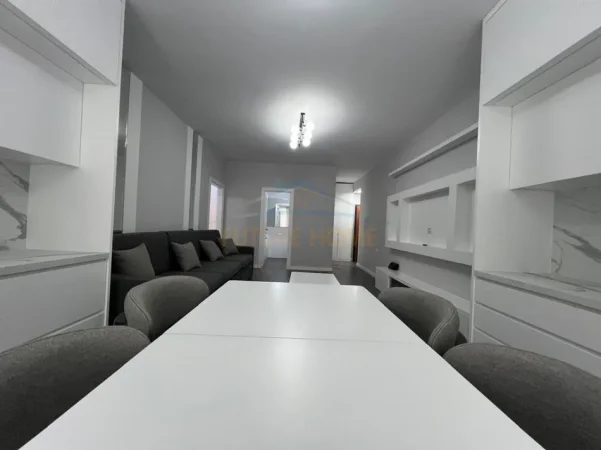 Tirane, jepet me qera apartament 2+1 Kati 4, 77 m² 900 € (Kompleksi Usluga)