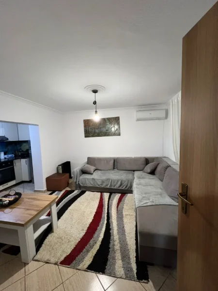 Tirane, jepet me qera apartament 2+1 Kati 1, 120 m² 550 € (ALI DEMI)