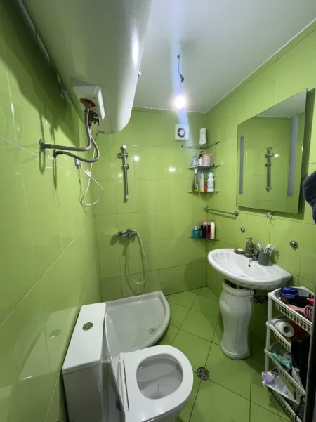 Tirane, jepet me qera apartament 2+1 Kati 1, 120 m² 550 € (ALI DEMI)