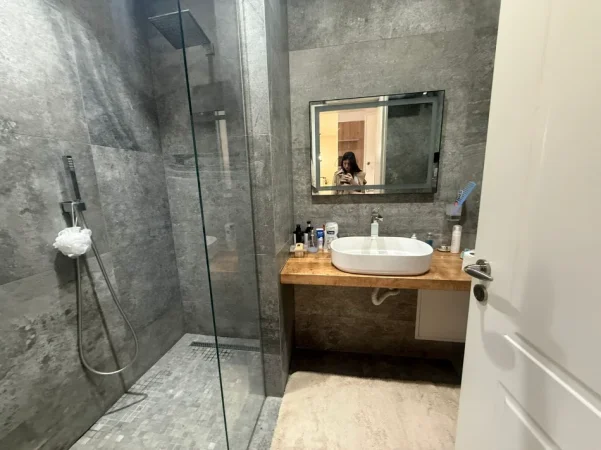 Tirane, shitet apartament 1+1+Ballkon Kati 4, 75 m² 130.000 € (Rruga e Thesarit)