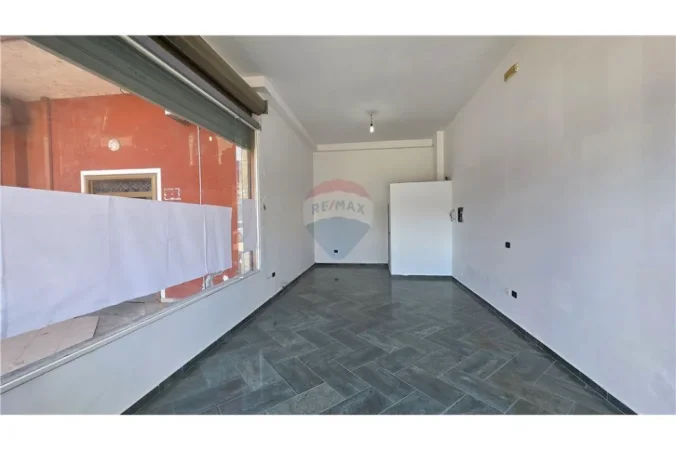 Vlore, jepet me qera dyqan Kati 0, 39 m² 349 € (Skelë, Vlorë)
