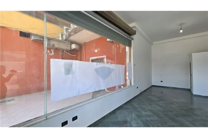 Vlore, jepet me qera dyqan Kati 0, 39 m² 349 € (Skelë, Vlorë)