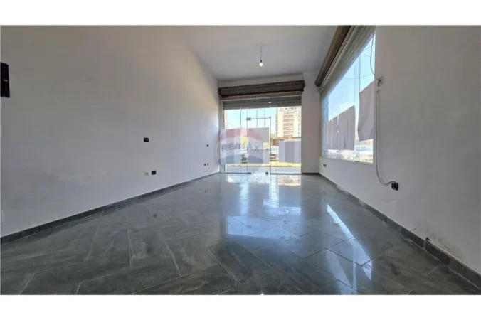 Vlore, jepet me qera dyqan Kati 0, 39 m² 349 € (Skelë, Vlorë)