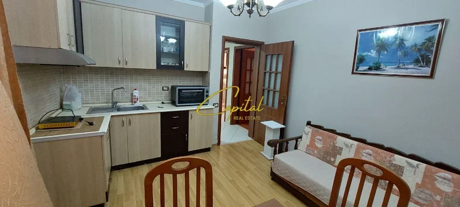 Tirane, jepet me qera apartament 1+1 Kati 6, 50 m² 400 € (PAZARI I RI)