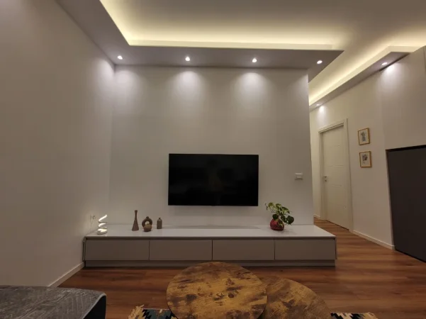 Tirane, jepet me qera apartament 1+1+Ballkon Kati 1, 60 m² 550 € (RRUGA E DURRESIT)