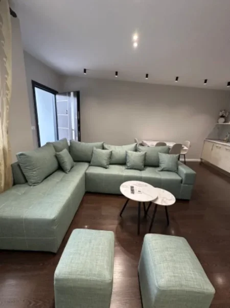 Tirane, jepet me qera apartament 1+1 Kati 0, 60 m² 400 € (YZBERISHT)