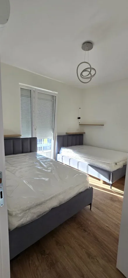 Tirane, jepet me qera apartament 3+1 Kati 8, 125 m² 600 € (Univers City)