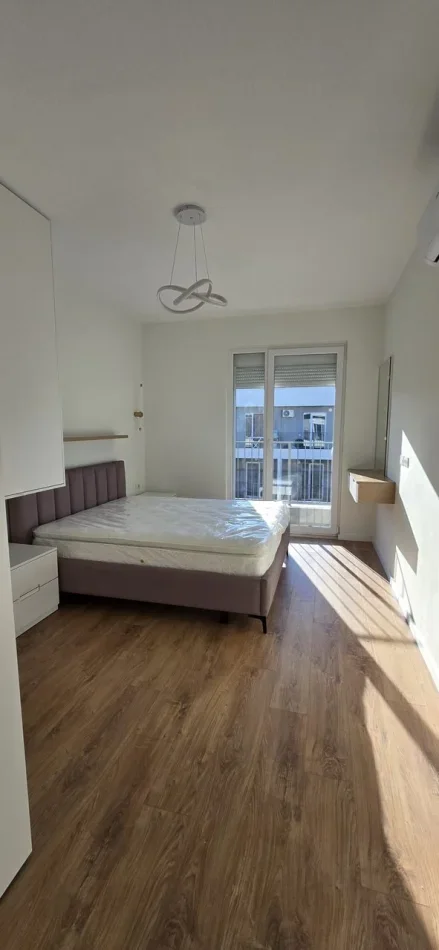 Tirane, jepet me qera apartament 3+1 Kati 8, 125 m² 600 € (Univers City)