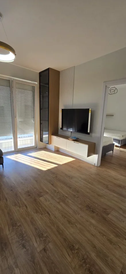 Tirane, jepet me qera apartament 3+1 Kati 8, 125 m² 600 € (Univers City)