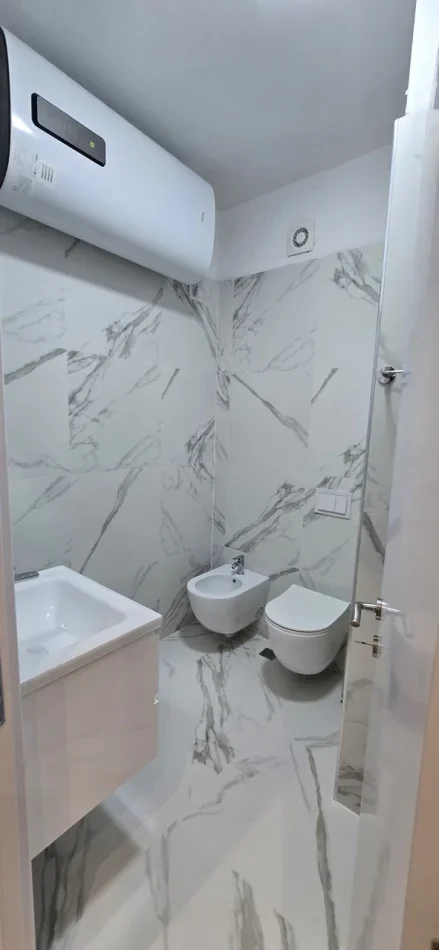 Tirane, jepet me qera apartament 3+1 Kati 8, 125 m² 600 € (Univers City)