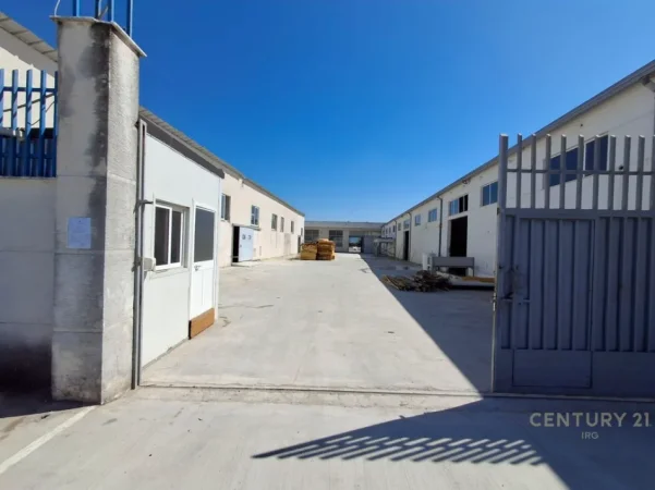 Tirane, jepet me qera ambjent biznesi , 4.650 m² 6.000 € 
