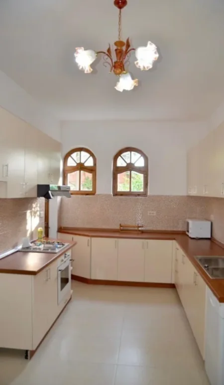 Tirane, jepet me qera Vile 4 Katshe Kati 3, 450 m² 1.500 € (ALI DEMI)