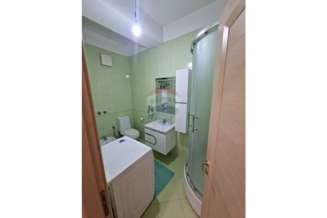 Tirane, jepet me qera apartament 1+1+Ballkon , 65 m² 700 € (Komuna e Parisit)