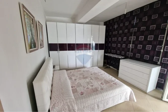 Tirane, jepet me qera apartament 1+1+Ballkon , 65 m² 700 € (Komuna e Parisit)