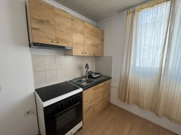 Tirane, jepet me qera shtepi 1 kateshe 1+1 Kati 1, 50 m² 450 € (Kryqëzimi i Komunës së Parisit)