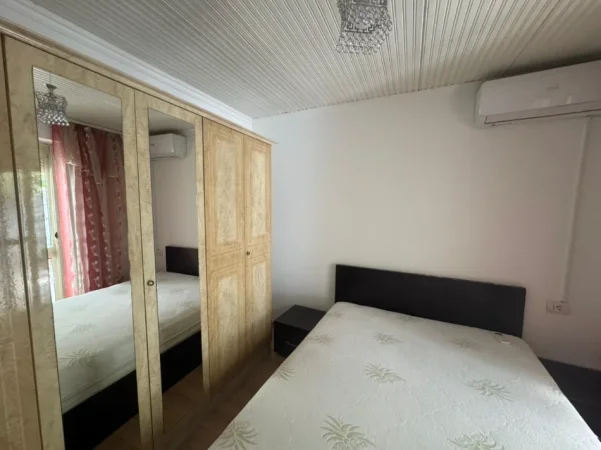 Tirane, jepet me qera shtepi 1 kateshe 1+1 Kati 1, 50 m² 450 € (Kryqëzimi i Komunës së Parisit)