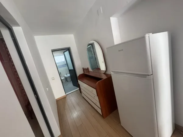 Tirane, jepet me qera shtepi 1 kateshe 1+1 Kati 1, 50 m² 450 € (Kryqëzimi i Komunës së Parisit)