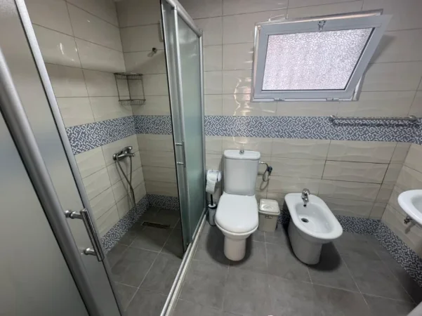 Tirane, jepet me qera shtepi 1 kateshe 1+1 Kati 1, 50 m² 450 € (Kryqëzimi i Komunës së Parisit)