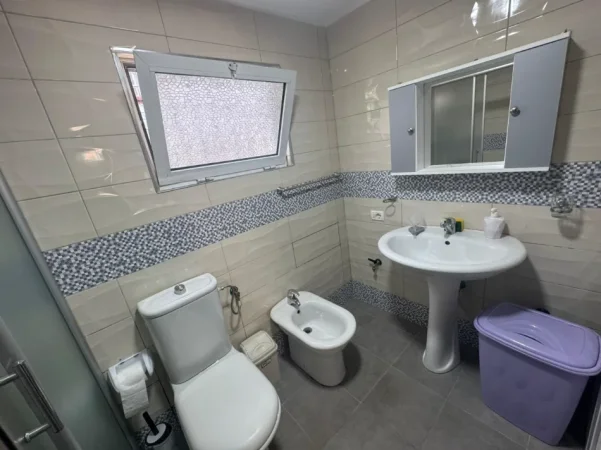 Tirane, jepet me qera shtepi 1 kateshe 1+1 Kati 1, 50 m² 450 € (Kryqëzimi i Komunës së Parisit)