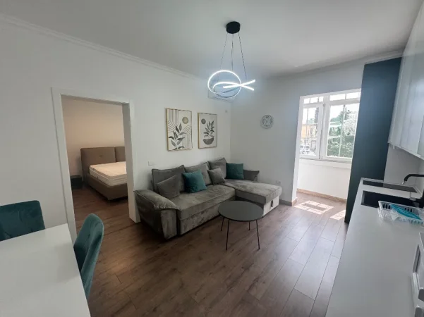 Tirane, jepet me qera apartament 1+1+Ballkon Kati 2, 55 m² 55.000 leke (21 Dhjetori)