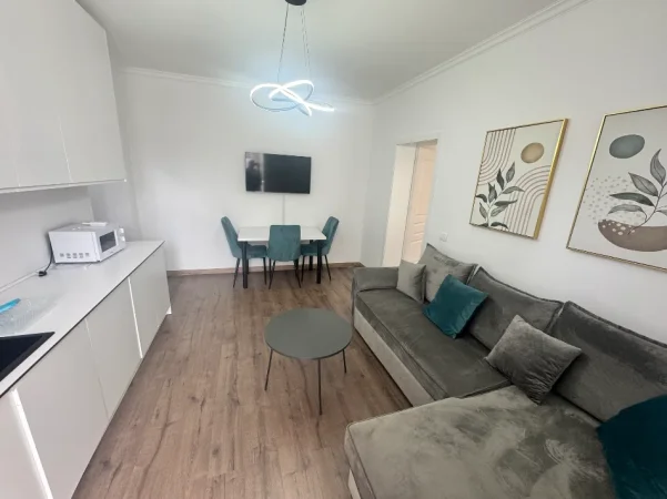 Tirane, jepet me qera apartament 1+1+Ballkon Kati 2, 55 m² 55.000 leke (21 Dhjetori)