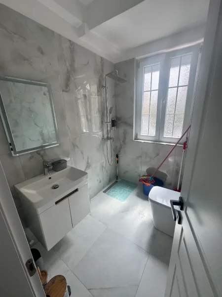 Tirane, jepet me qera apartament 1+1+Ballkon Kati 2, 55 m² 55.000 leke (21 Dhjetori)