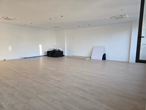 Tirane, jepet me qera zyre Kati 5, 140 m² 2.380 € (Kompleksi Delijorgji)