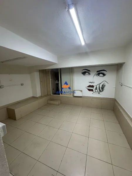 Tirane, jepet me qera ambjent biznesi Kati 0, 16 m² 262 € 
