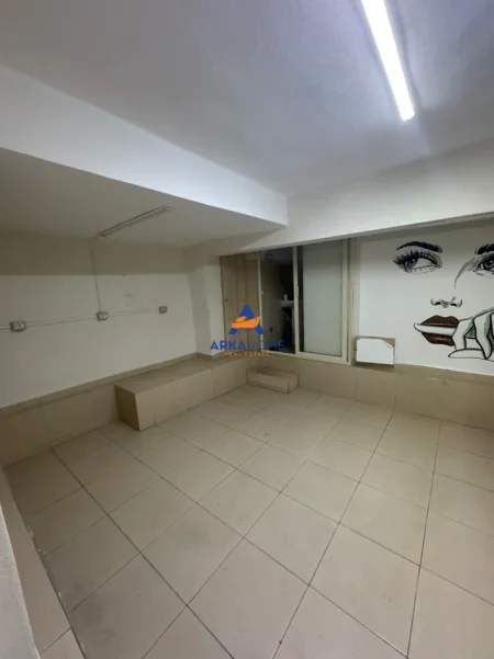 Tirane, jepet me qera ambjent biznesi Kati 0, 16 m² 262 € 