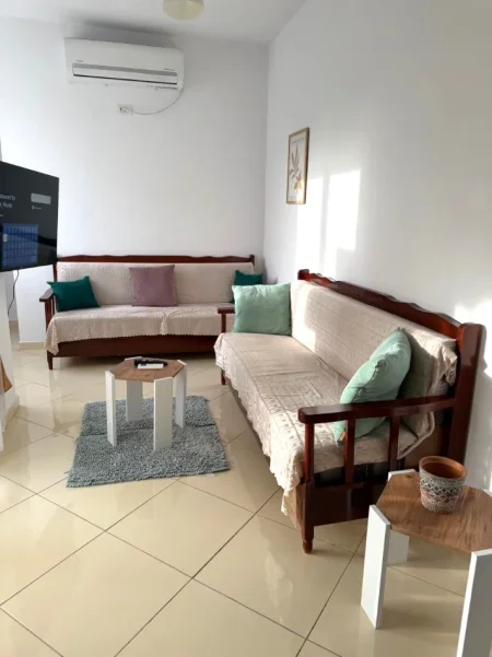 Jepet me Qera Hyrje 1+1 shume e mire tek Fakulteti i Mjeksise tek Spitalet, QSUT, 400 Euro